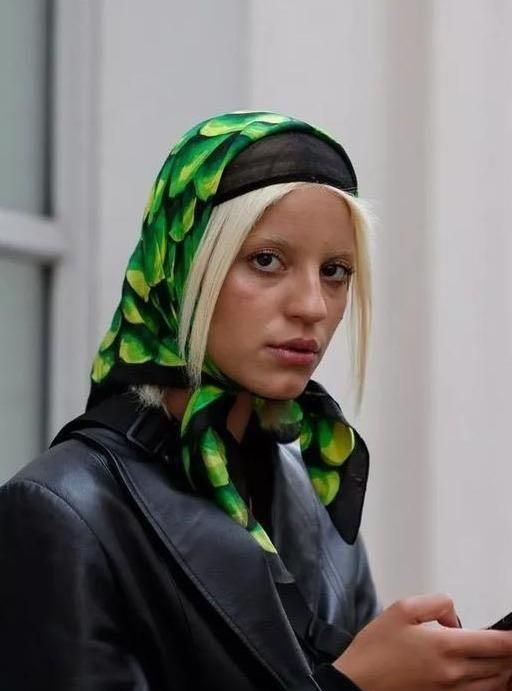 丝巾怎么搭配，如何用丝巾打造穿搭小心机，有哪些实用又好看的搭配方法？图6