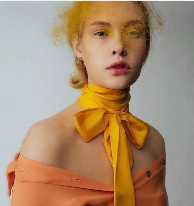 丝巾怎么搭配，如何用丝巾打造穿搭小心机，有哪些实用又好看的搭配方法？图1