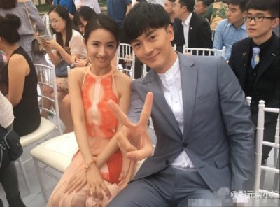 ​“恶吻CP”合体发糖 郑元畅送手指爱心