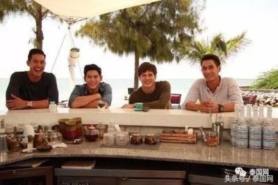 ​泰剧《爱之使命》即将大结局，8位主演同框合影留念