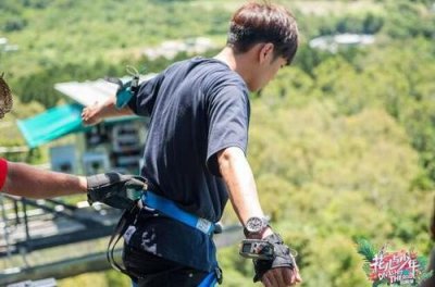 《花少3》张若昀卸任导游轻松 为省经费三战蹦极