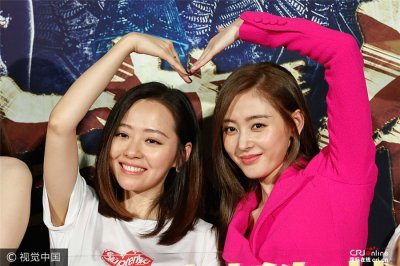 《鲛珠传》首映 张天爱玫红西装与张靓颖霸气比心