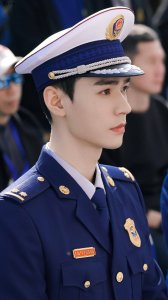 ​男艺人的警服剧照，你最磕谁？