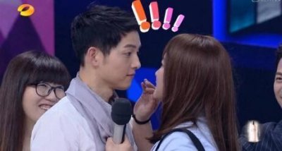 ​《快乐大本营》宋仲基贾玲组cp 相拥对视太撩人