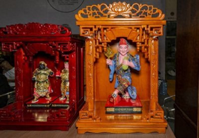 ​“神龛”是什么？“龛”不读lóng”，也不读kūn，那正确读音是？