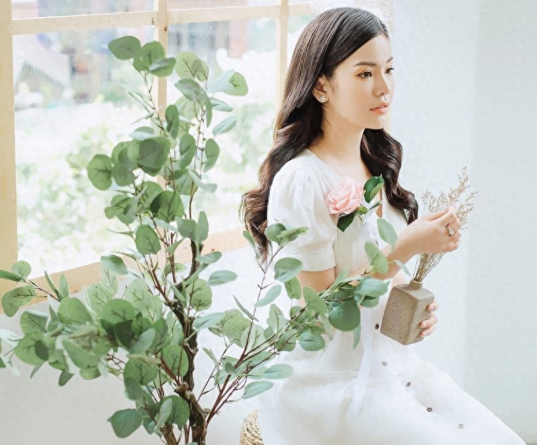 越南女神一枝花 出生优秀气自华 可甜可仙可混搭