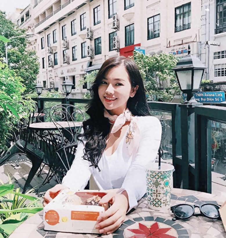 越南女神一枝花 出生优秀气自华 可甜可仙可混搭