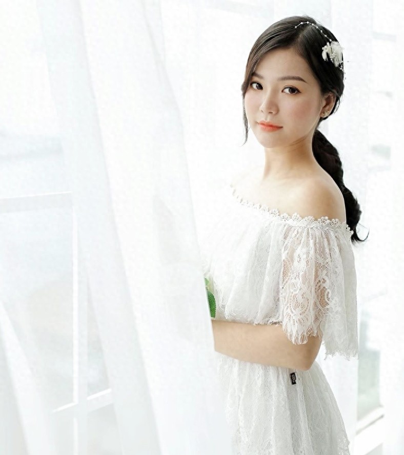 越南女神一枝花 出生优秀气自华 可甜可仙可混搭