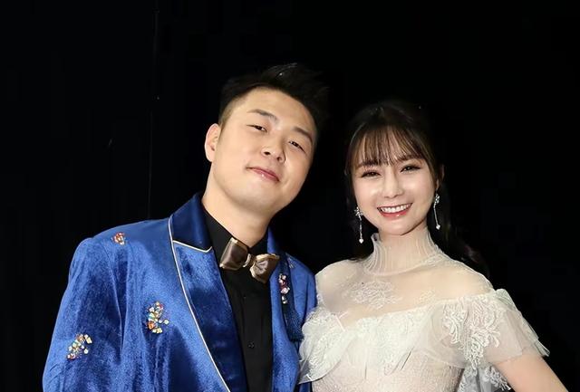 龙丹妮老公(沈梦辰现身支持老公话剧)