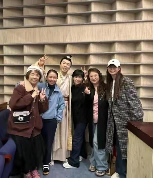 龙丹妮老公(沈梦辰现身支持老公话剧)