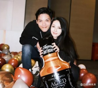 ​向太晒出最新全家福，郭碧婷双手护肚被质疑怀三胎