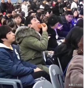 ​王校长吃热狗（王校长官方授权夺冠吞热狗衫）