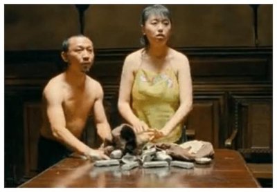 ​在《让子弹飞》电影，那位肚兜一下被扯飞的女孩？如今非常出名