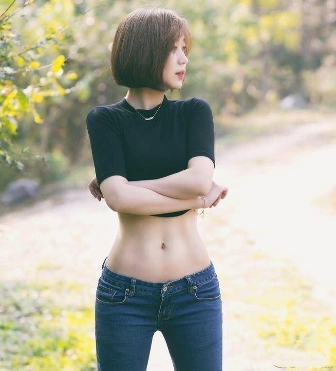 街拍：穿紧身牛仔裤的翘臀美女，S型身材，显大长腿