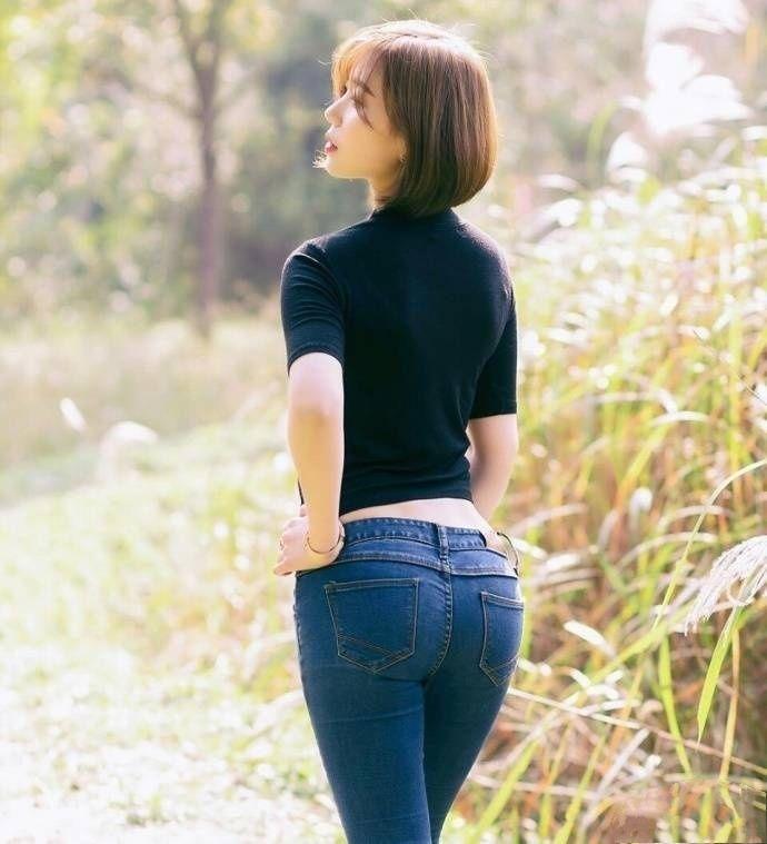 街拍：穿紧身牛仔裤的翘臀美女，S型身材，显大长腿
