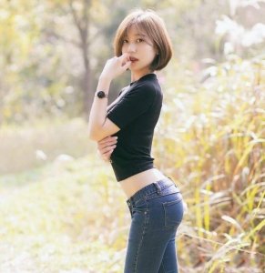 ​街拍：穿紧身牛仔裤的翘臀美女，S型身材，显大长腿