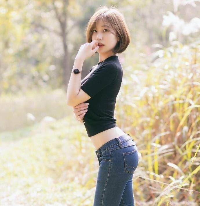 街拍：穿紧身牛仔裤的翘臀美女，S型身材，显大长腿