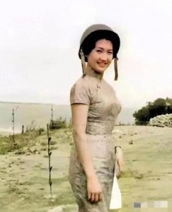 ​1960年，17岁的连方瑀身穿白色旗袍金门留影，五年后成连战夫人