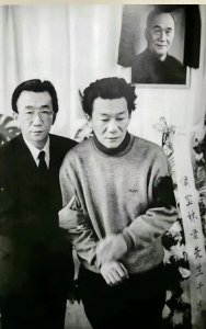 ​1993年，侯宝林追悼会的现场，儿子侯耀文和侯耀华两兄弟悲伤不已