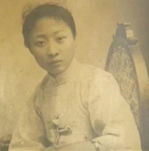 ​她是真正的败家女, 让黑帮老大黄金荣抛弃发妻迎娶, 更让他后悔娶