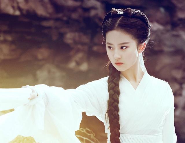 “神仙姐姐”刘亦菲为何至今单身不嫁人？看完她的经历后，明白了