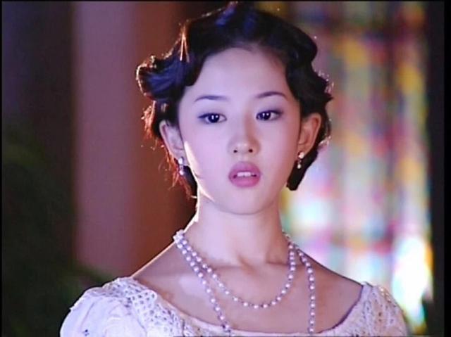 “神仙姐姐”刘亦菲为何至今单身不嫁人？看完她的经历后，明白了