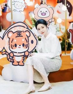 ​一位女教师的禁忌情感：从爱到堕落的真实故事