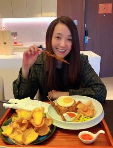 《现代爱情故事》原唱,52岁许秋怡仍是靓女,与张智霖为何分手?