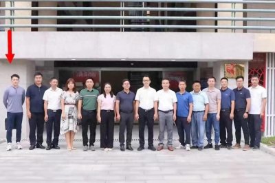 ​低调硬汉何捷现身大学会议，甜蜜婚姻，背后竟藏着这样的故事！