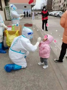 ​一张单膝跪地的照片火了，背后故事令人暖心