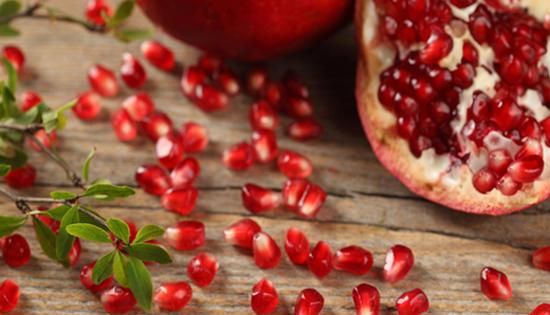 怎么挑石榴比较甜,为什么石榴果肉是白的却是甜的?图1