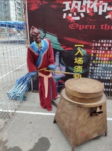 ​在辽宁丹东的一个古老山村里，有着一个神秘而离奇的民间故事