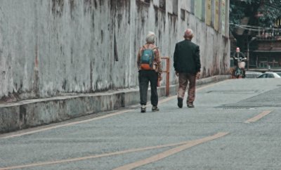 ​老牛吃嫩草，68岁阿姨的爱情故事让人动容