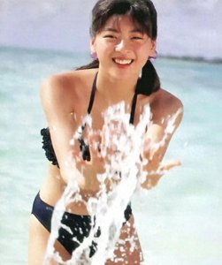 ​中山忍五十岁依旧盛放，独立生活成传奇女神故事